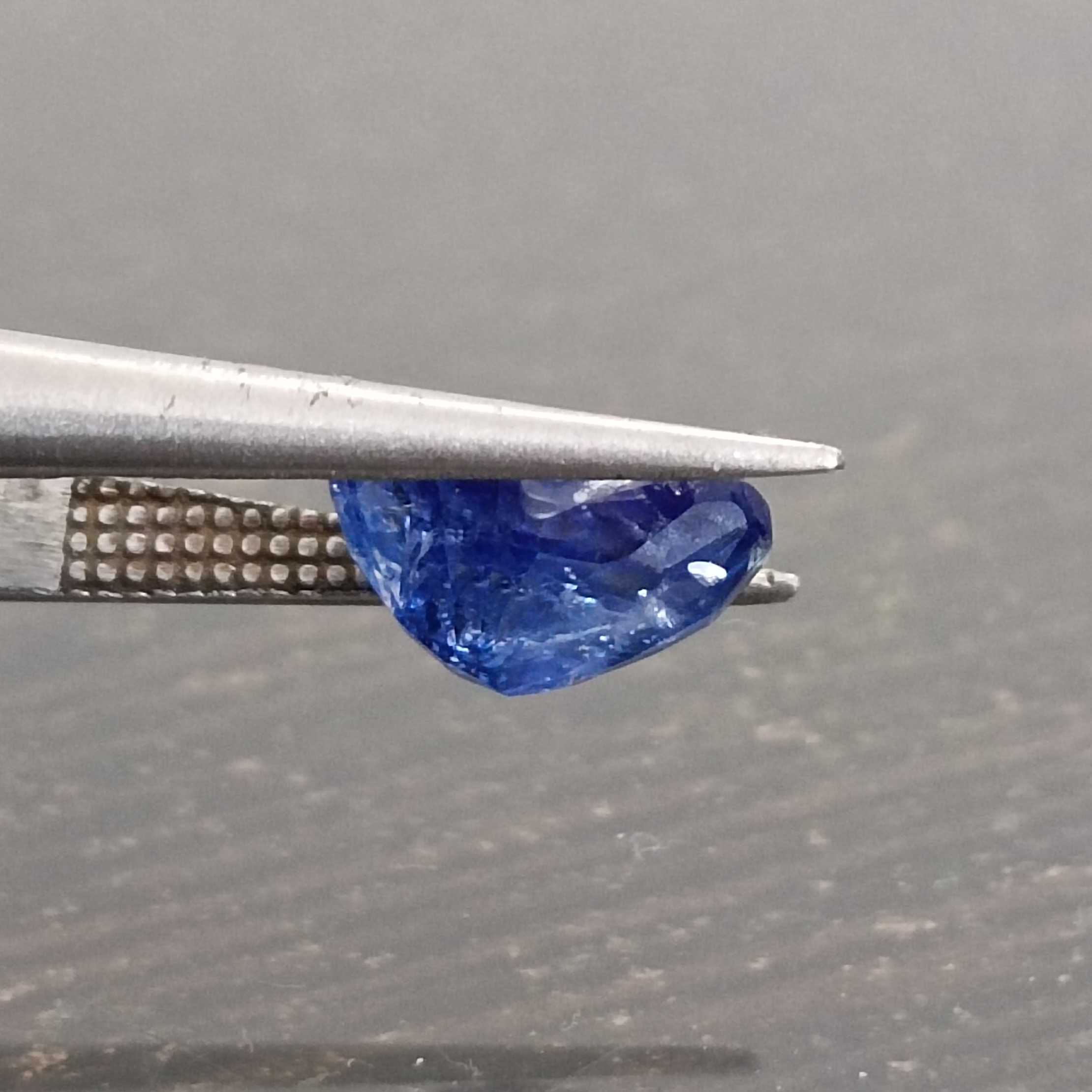 2.98ct IGI certified vivid cornflower blue oval Ceylon sapphire  gemstone