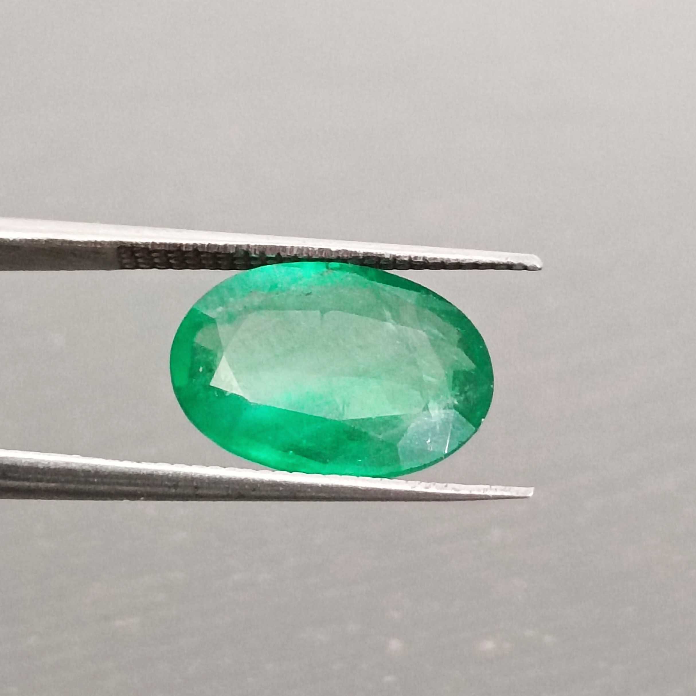 2.97cts GSI (USA) certified natural vivid green oval shape emerald gem