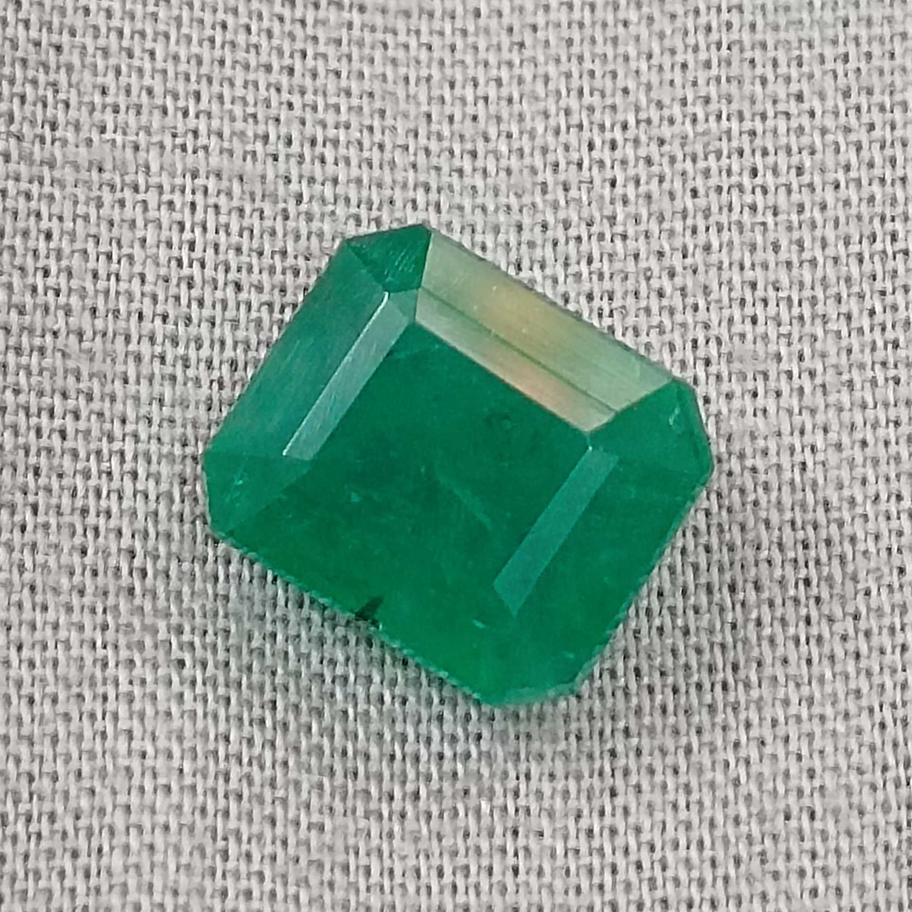 4.64cts certified pure medium green octagon cut emerald gem