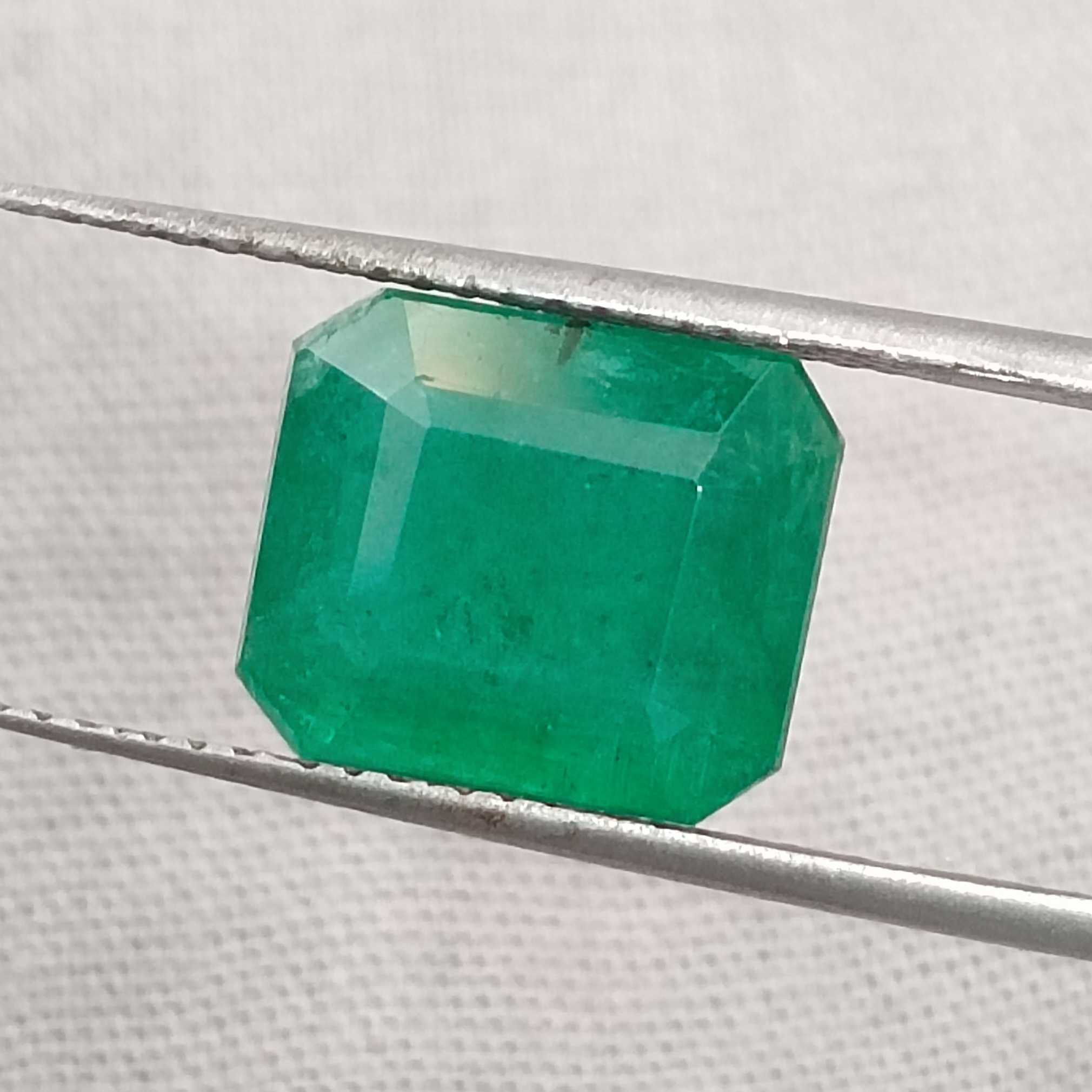 4.64cts certified pure medium green octagon cut emerald gem