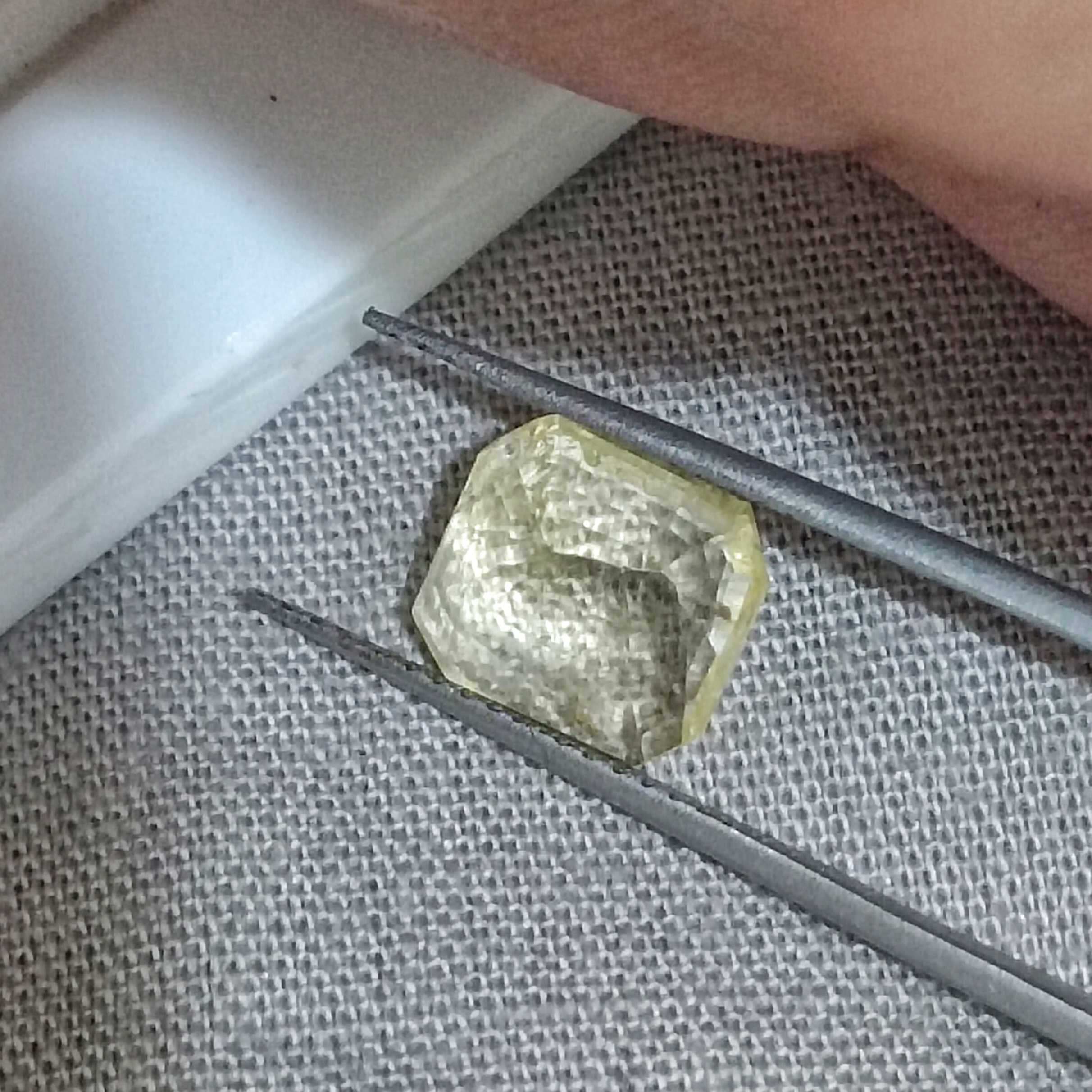 2.23cts GSI natural sunshine yellow square shape unheated Ceylon sapphire gem