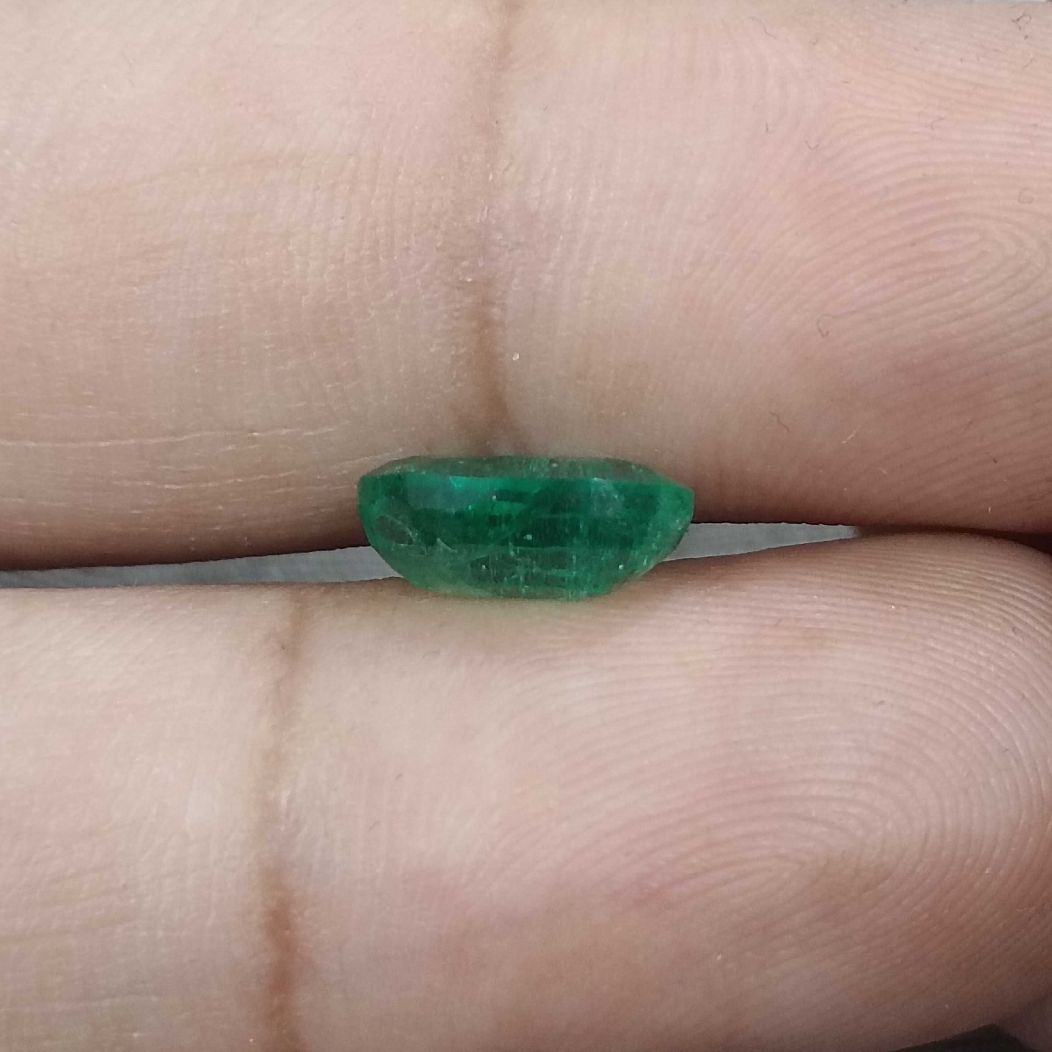 2.32cts GSI certified natural shamrock green Swat oval cut emerald gem