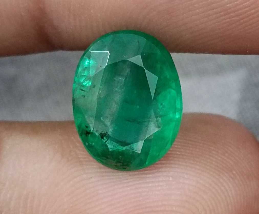 5.72ct vivid grass green oval cut Swat emerald gemstone 