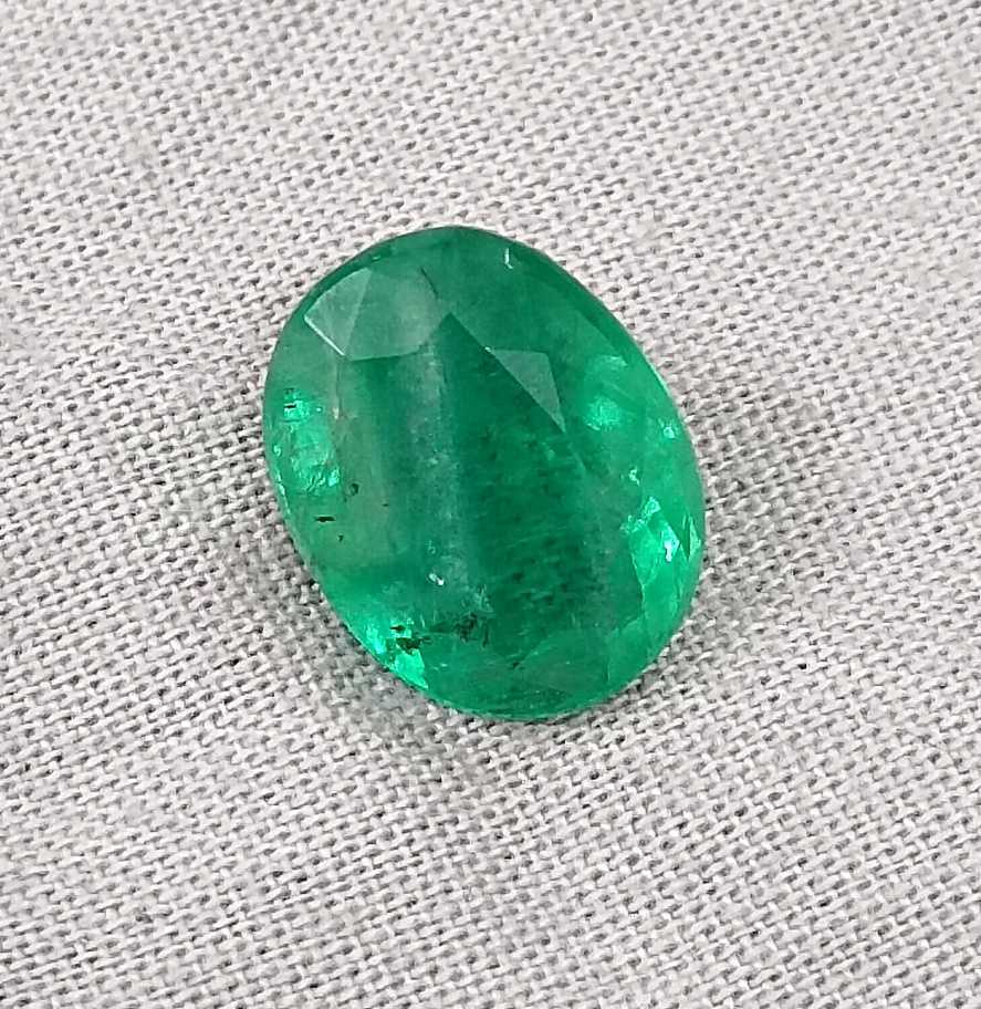 5.72ct vivid grass green oval cut Swat emerald gemstone 