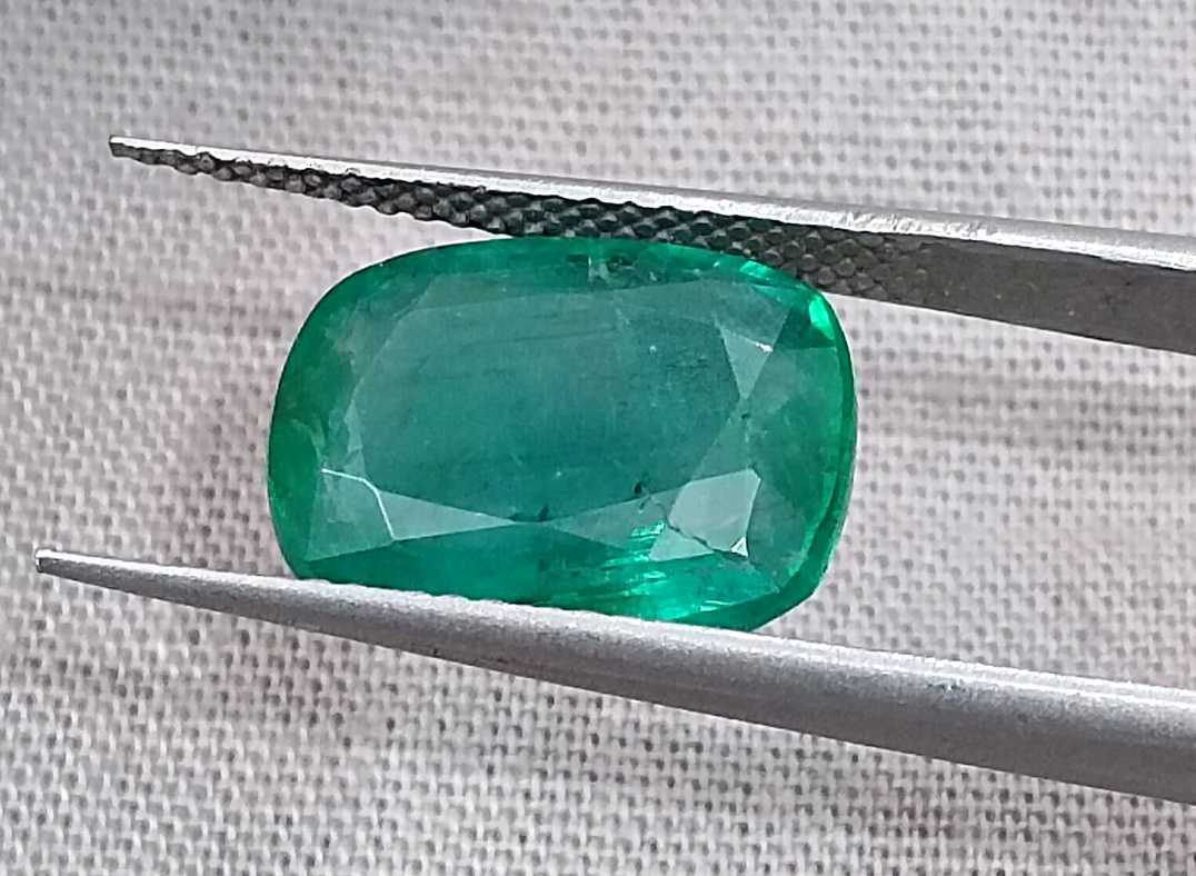 5.36ct deep pure natural green cushion cut Zambian emerald gem
