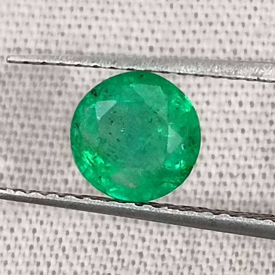 0.88ct Vivid green round cut Zambian emerald /