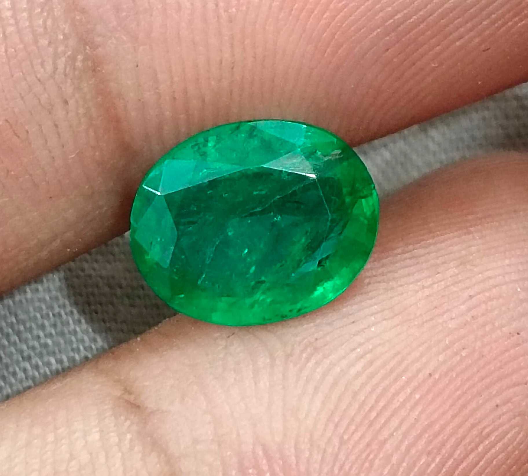 2.68ct Vivid green oval cut certified natural Zambian emerald 